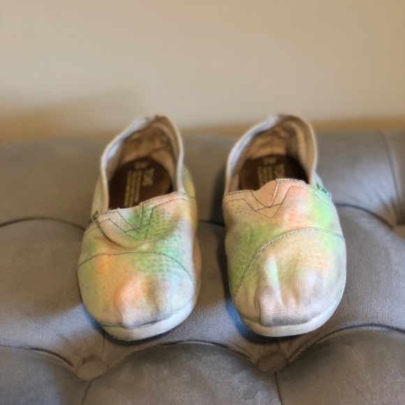 TOMS TIE DYE CLASSIC SHOES 7 - Picture 2 of 5